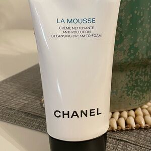 CHANEL La Mousse Anti-Pollution Cleanser - White